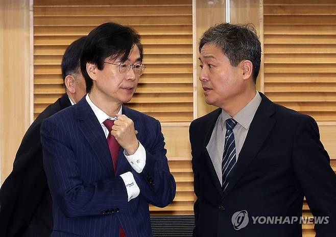 한미의원연맹, 얘기 나누는 조경태 회장과 김영배 간사 (서울=연합뉴스) 배재만 기자 = 조경태 한미의원연맹 회장(왼쪽)과 김영배 더불어민주당 간사가 4일 국회 의원회관에서 열린 한미의원연맹 초청 여한구 통상교섭본부장 간담회에서 얘기를 나누고 있다. 2026.3.4 scoop@yna.co.kr