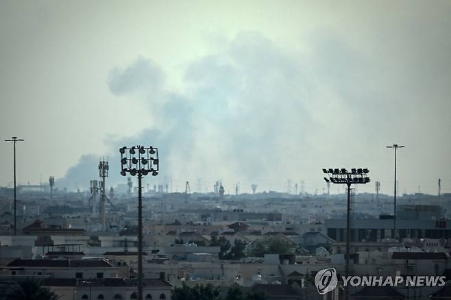 지난달 28일 카타르 알우데이드 미군기지에서 연기가 피어오르는 모습 [AFP=연합뉴스. 재판매 및 DB 금지]