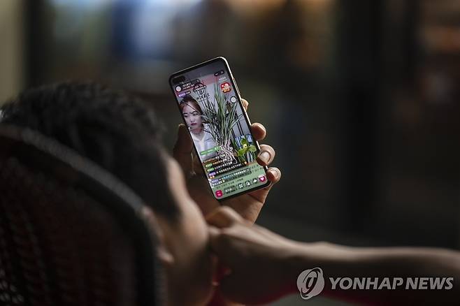 중국판 틱톡 '더우인' 들여다보고 있는 상하이의 학생 [EPA 연합뉴스 자료사진]