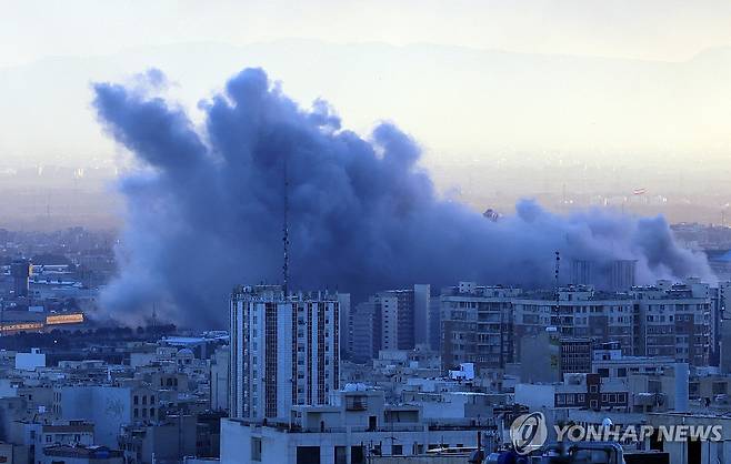 연기 피어오르는 이란 테헤란 [EPA=연합뉴스. 재판매 및 DB 금지]