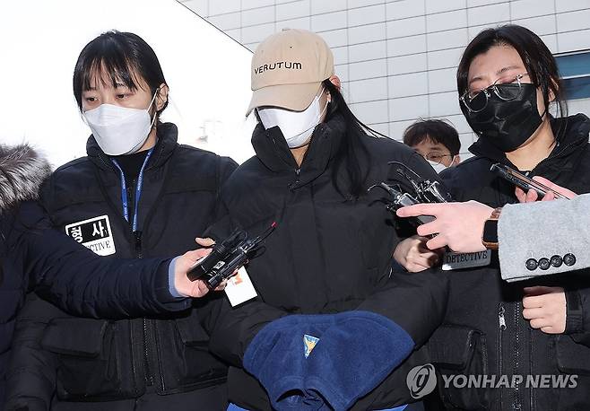 영장심사 출석하는 수유동 모텔 변사사건 피의자 (서울=연합뉴스) 임화영 기자 = 서울 강북구 수유동 모텔에서 남성 2명을 숨지게 한 혐의를 받는 20대 여성 A씨가 12일 서울북부지법에서 영장실질심사를 받기 위해 출석하고 있다.
경찰에 따르면 A씨는 지난 9일 강북구 수유동의 한 모텔에서 20대 남성 B씨에게 약물이 든 음료를 건네 숨지게 한 혐의를 받는다. 2026.2.12 hwayoung7@yna.co.kr