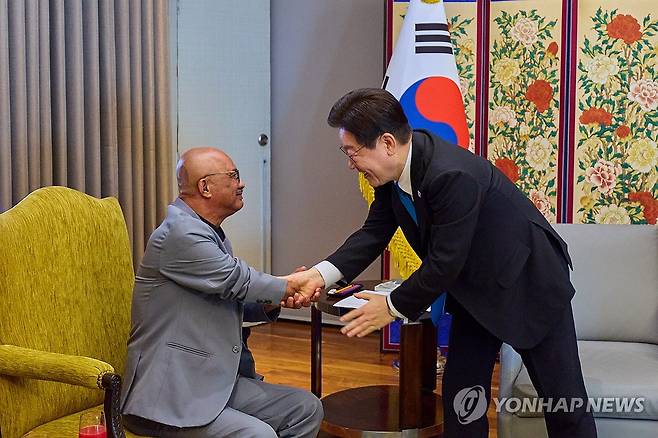 이재명 대통령, 과거 산재 피해 노동자와 재회 (마닐라=연합뉴스) 필리핀을 국빈방문한 이재명 대통령이 4일 마닐라에서 인권변호사 시절 인연을 맺은 필리핀 노동자 아리엘 갈락 씨와 악수하고 있다. 이 대통령은 인권 변호사로 활동하던 1992년, 한국의 한 공장에서 근무하다가 사고를 당하고도 보상받지 못한 채 필리핀으로 강제 출국당한 갈락 씨의 사연을 접했다. 이후 이 대통령은 1년여에 걸쳐 재심 절차를 진행한 끝에 갈락 씨가 요양인정과 산업재해보상금을 받을 수 있도록 도왔다. 2026.3.4 [공동취재 제공. 재판매 및 DB 금지] xyz@yna.co.kr