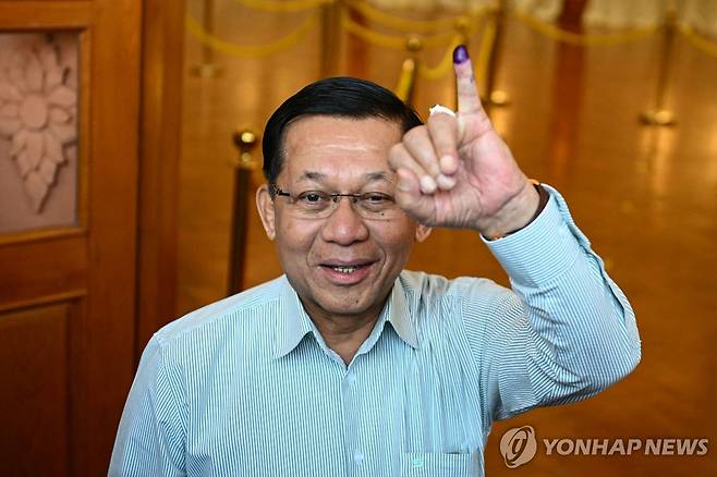 미얀마 군사정권 수장 투표 미얀마 군사정권 수장인 민 아웅 흘라잉 최고사령관이 지난해 12월 28일(현지시간) 수도 네피도의 투표소에서 투표를 마친 모습.
[AFP 연합뉴스 자료사진. 재판매 및 DB 금지]