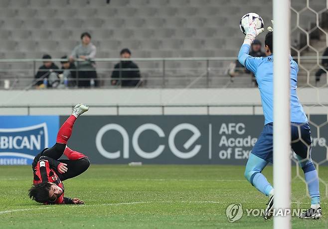 골이야? 아니 (서울=연합뉴스) 박동주 기자 = 4일 서울월드컵경기장에서 열린 아시아축구연맹(AFC) 챔피언스리그 엘리트(ACLE) 16강 FC서울과 비셀 고베의 경기. 
    FC서울 최준이 슛한 뒤 골대를 바라보고 있다. 2026.3.4 pdj6635@yna.co.kr