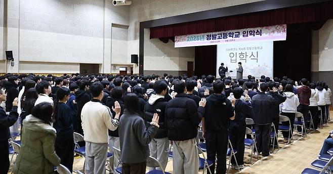 ▲ 지난 3일 정발고등학교 1학년 신입생 250여명이 자율 복장으로 입학식을 하고 있다. 고양시에서 정규 교복이 없는 '교복 자율화 고등학교'로 결정한 이후 첫 신입생을 받아 주목을 받았다.