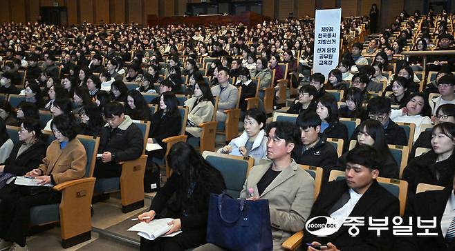 제9회 전국동시지방선거를 90일 앞둔 5일 오전 수원시 경기아트센터에서 지방선거 담당공무원들이 선거관련 교육을 받고 있다. 행정안전부는 27일까지 지방정부 선거 담당 공무원을 대상으로 권역별 순회 교육을 실시한다고 밝혔다. 김경민기자