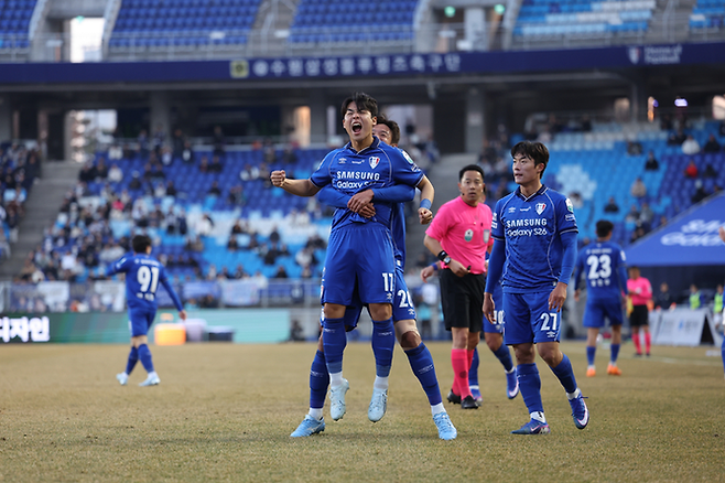 2일 수원월드컵경기장서 열린 K리그2 서울이랜드FC와의 개막전서 수원 강현묵이 득점한 뒤 골 세레머니를 하고 있다. 사진=한국프로축구연맹