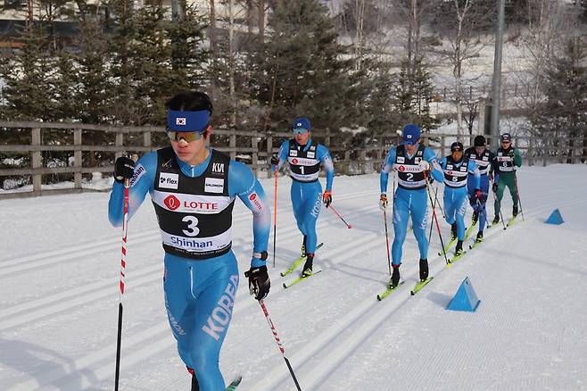 5일 강원도 평창군 알펜시아 크로스컨트리센터에서 열린 제78회 전국종별스키선수권대회 크로스컨트리 남자일반부 클래식 10㎞에서 이준서(경기도청·맨 왼쪽)이 선두로 나서고 있다.