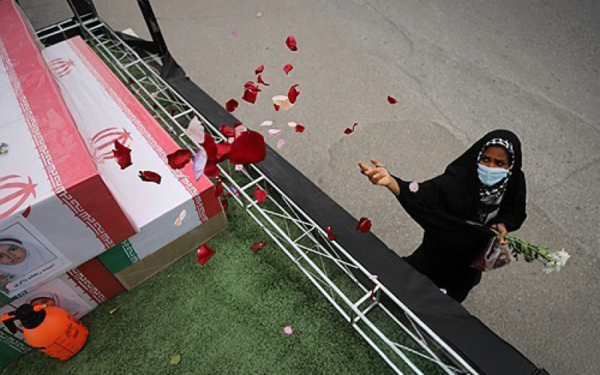 폭격 희생자 관에 장미꽃잎 뿌리는 여성. 연합뉴스