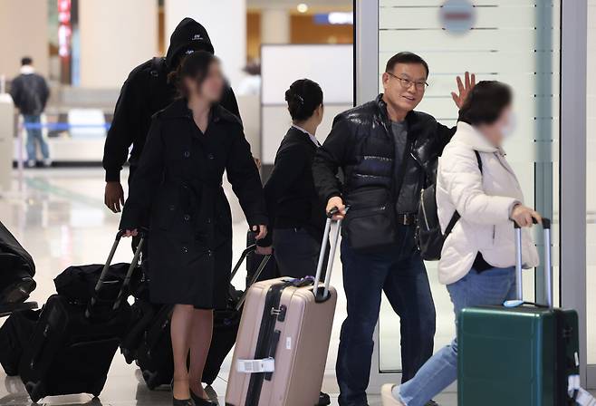 미국·이스라엘이 이란을 공격하며 중동 정세가 악화하는 가운데 5일 중동을 방문했던 여행객들이 인천국제공항 제2여객터미널을 통해 입국하고 있다. 연합뉴스