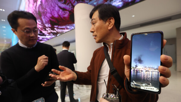 두바이 현지 상황을 설명하고 있는 중동 여행객 . 연합뉴스