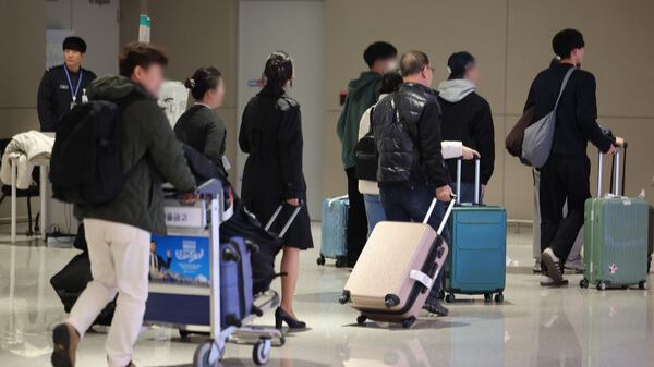 귀국하는 중동 여행객들. 연합뉴스