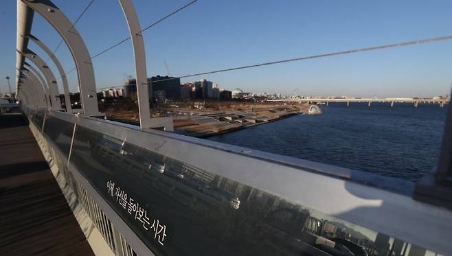 한국인의 삶의 만족도가 2년째 제자리걸음을 하며 경제협력개발기구(OECD) 회원국 가운데 여전히 최하위권에 머물렀다. 자살률은 2년 연속 상승해 2011년 이후 최고 수준을 기록했고, 일상에서 우울과 걱정을 느끼는 정도도 3년 만에 다시 악화된 것으로 나타났다. 사진은 서울 마포대교에 자살을 예방하기 위해 설치된 펜스와 문구. /연합뉴스