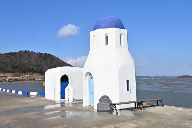 섬과 갯벌 사이를 잇는 노둣길 끝, 순례의 시작점이 되는 베드로의 집.