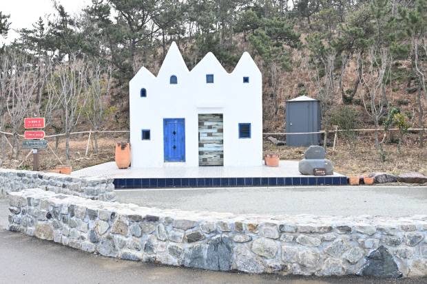 뾰족지붕의 부드러운 곡선과 작고 푸른 창문이 앙증맞은 다대오(유다)의 집.