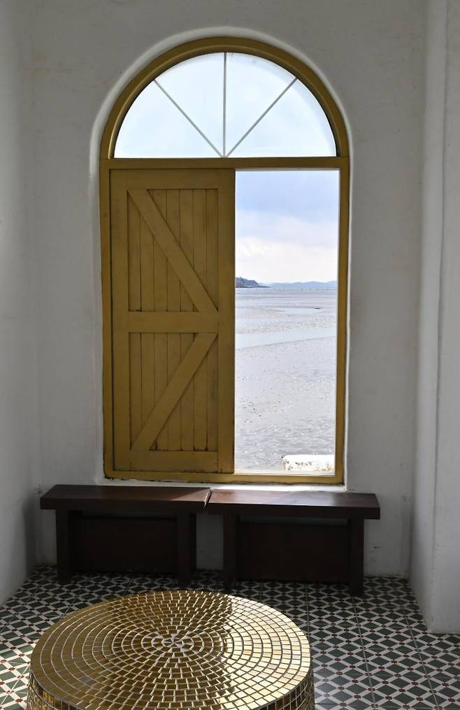 마태오의 집 창 너머로 펼쳐진 바다 풍경.