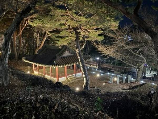 사천시가 수양공원을 야간 경관 명소 '수양 빛공원'으로 조성하고 6일 점등식을 통해 시민과 관광객에게 새로운 달빛 관광공간을 선보인다. 사진은 사천읍성 전경. / 사천시