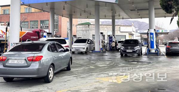 ▲ 지난 3일 오후 울산 북구 한 주유소에서 차량들이 주유를 위해 차례를 기다리고 있다. 독자제공
