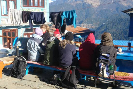 롯지(lodge, 산장)가 모여있는 산악 마을입니다. 트레커들이 따스한 아침 햇살을 반기며 히말라야를 상징하는 고봉들을 감상합니다. 이곳은 동서양과 남녀노소가 즐겨 찾는 세계적 명소이지요.