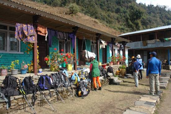 산악을 걷다 보면 하루에 몇 번씩 마을의 숙소(Lodge)와 쉼터를 만나게 됩니다. 당시에는 숙소에 전기도 없고 물이 매우 부족하였지요. 침대가 놓인 방은 단열이 미흡한 구조에 난방이 되지 않습니다. 옷을 두툼하게 껴입고 침낭에 의존하여 긴 밤을 버티지요.