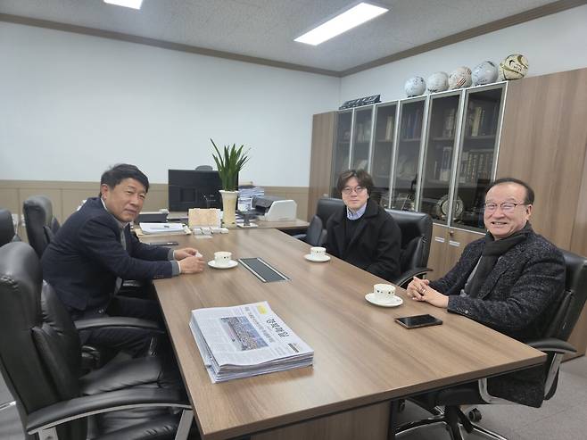 조관필(가운데) 한동대 교수가 5일 경북매일신문을 찾아 최윤채(왼쪽) 대표이사와 대화를 하고 있다. /김보규기자