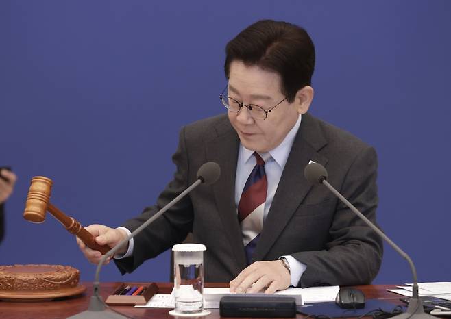 이재명 대통령이 5일 청와대에서 열린 중동 상황 대응책 논의를 위한 국무회의 개회선언을 하고 있다. 연합뉴스
