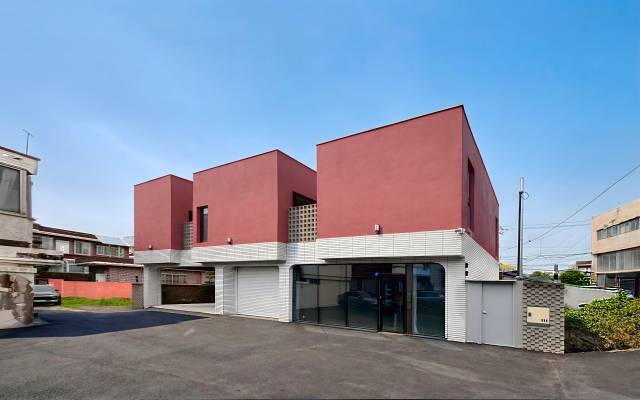 붉은 껍질 속 노란빛을 품은 둥지 ‘CASA YEMA’의 전경. 1층 일터와 2층 보금자리가 공존하는 공간으로, 생동감 넘치는 붉은 외벽과 샛노란 천창으로 일과 생활의 조화로운 결합을 위한 주택이다./송호승 건축사/