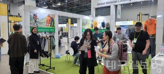 국내 대표 섬유 전시회인 '2026 대구국제섬유박람회(PID)'가 4일 대구 엑스코 서관에서 막을 올린 가운데 바이어들이 전시장을 둘러 보고 있다. 권영진 기자