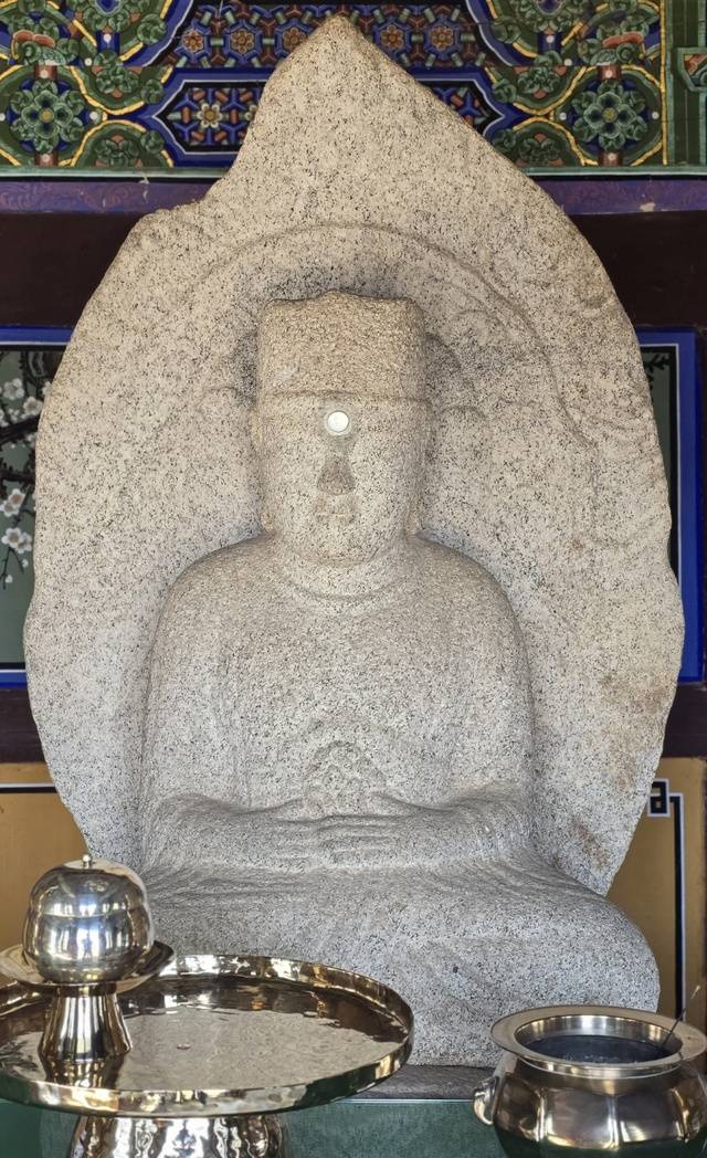 약광전에 봉안된 높이 1.54m의 대좌와 광배를 완전히 갖춘 보물 석조 보살좌상.