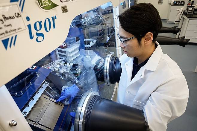 LG에너지솔루션에서 운영하는 FRL에서 연구원이 전고체 배터리를 연구하고 있다.(사진= LG에노지솔루션)