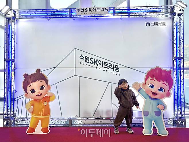 지난달 28일 수원 SK아트리움에서 열린 ‘베베핀 뮤지컬: 두근두근 새친구’를 보러 온 임온유(4) 어린이가 포토존에서 기념사진을 촬영하고 있다.(임유진 기자 newjean@)
