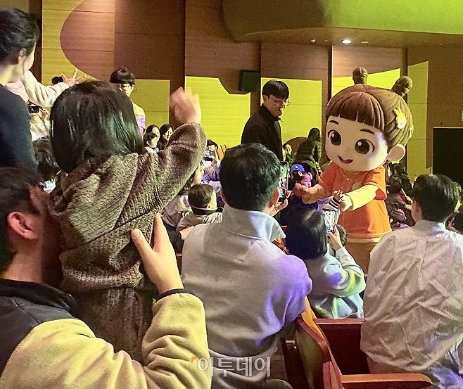 지난달 28일 수원 SK아트리움에서 열린 ‘베베핀 뮤지컬: 두근두근 새친구’를 보러 온 임온유(4) 어린이가 관객석을 찾은 민지와 인사하기 위해 손을 흔들고 있다.(임유진 기자 newjean@)