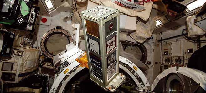 국제우주정거장(ISS) 외부 플랫폼에 설치된 노출 실험 장치. 상단부에 이끼가 들어있다.  NASA 제공