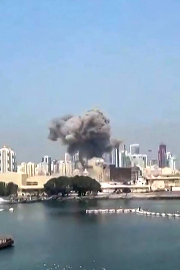 2월 28일 소셜 미디어에 게시된 사용자 제작 콘텐츠(UGC) 이미지에서 캡처한 영상. 파리의 AFP TV 취재팀이 확인한 것으로, 바레인에 있는 미군 기지에 대한 공격 순간을 보여주고 있다. 바레인 정부는 2월 28일, 바레인에 위치한 미 제5함대 사령부가 "미사일 공격"을 받았다고 밝혔으며, 이란은 미국과 이스라엘의 공습에 대한 보복을 다짐했다.2026.2.28.&nbsp; AFP 연합뉴스