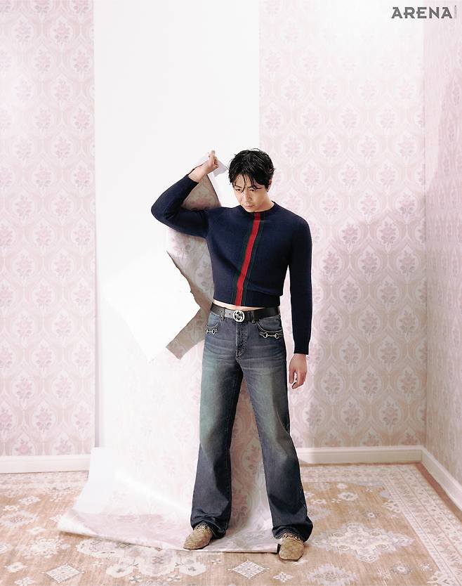 웹 디테일의 인타르시아 파인 니트 울 스웨터·홀스빗 디테일의 다크 블루 워시드 코튼 데님 팬츠·홀스빗 디테일의 빈티지 샌드 브라운 GG 캔버스 로퍼·인터로킹 G 버클 디테일의 블랙 레더 벨트 모두 가격미정 구찌 제품.