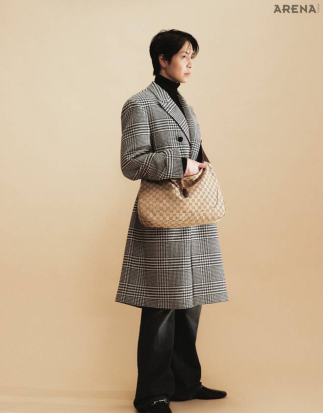 구찌 크레스트 브로치 디테일의 화이트/블랙 프린스오브웨일스 울 코트·구찌 크레스트 임브로이더리 디테일의 블랙 울 니트 톱·홀스빗 디테일의 다크 블루 워시드 코튼 데님 팬츠·홀스빗 디테일의 슬림 레더 솔 블랙 레더 로퍼·골드 톤 피스톤 클로저와 다크 브라운 소프트 레더 트리밍 디테일의 구찌 재키 1961 샌드/다크 브라운 GG 캔버스 라지 백 모두 가격미정 구찌 제품.