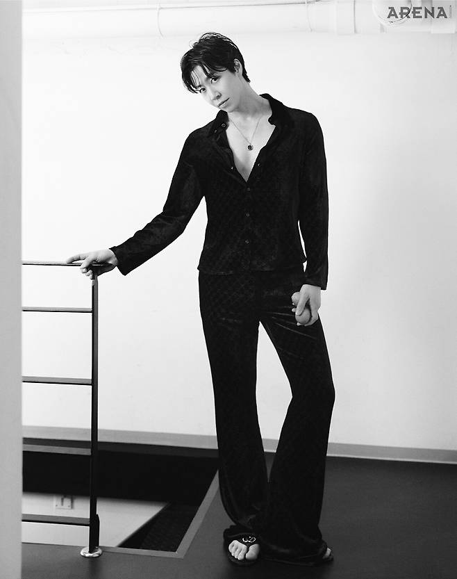 더블 G 버튼 디테일의 블랙 스트레치 GG 벨벳 셔츠·더블 G 버튼 디테일의 블랙 스트레치 GG 벨벳 팬츠·더블 G 메탈 디테일의 블랙 GG 엠보스 레더 리비에라 T-스트랩 샌들·실버 구찌 크레스트 시그넷 디테일의 골드 네크리스 모두 가격미정 구찌 제품.