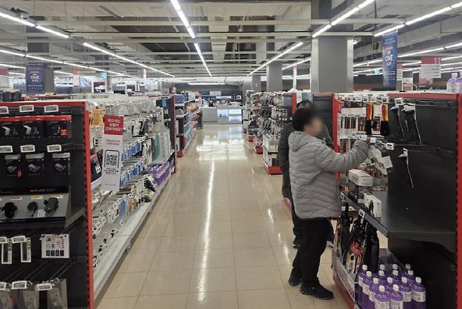 4일 오전 홈플러스 강동점 내부. 평일임을 감안해도 손님 발길이 뜸해 한산한 모습이다. (사진=한전진 기자)