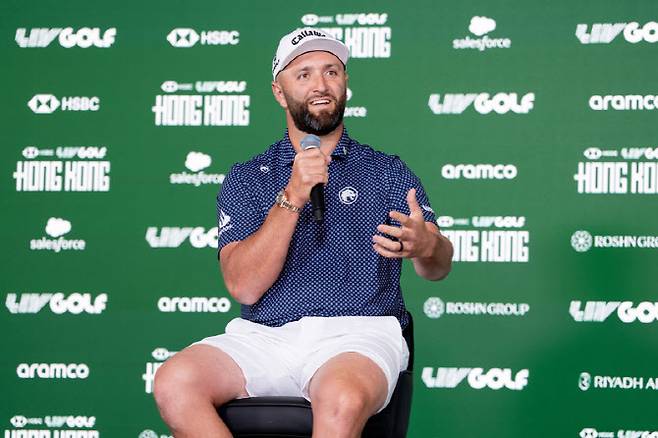 존 람이 4일 홍콩 골프클럽에서 열린 LIV 골프 기자회견에서 질문에 답하고 있다. (사진=LIV Golf)