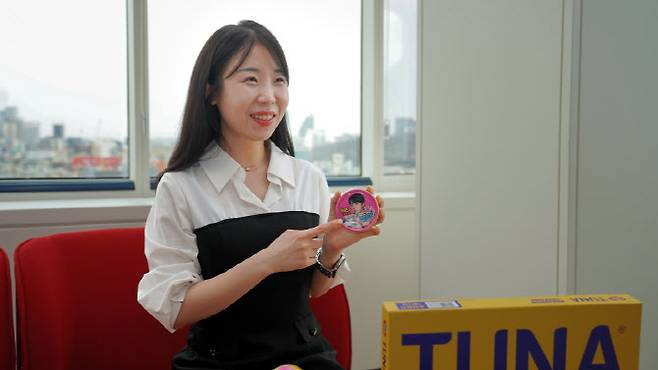 김희언 동원F&B CMG1 참치HMR CM팀 주임이 최근 서울 서초구 양재동 동원산업 본사 사무실에서 가진 이데일리와의 인터뷰에서 동원참치 브랜드 모델인 BTS 멤버 진과의 협업에 대해 설명하고 있다. (사진=동원산업)
