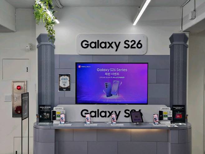 홍대에 위치한 '호요버스 원신 카페 인 서울' 내에 마련된 갤럭시 S26 시리즈 체험공간