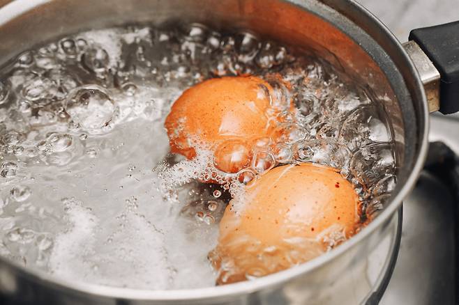 계란은 자극이 덜 하고 맛이 순해 부담없이 먹을 수 있다는 장점이 있다. 하지만 오래 삶으면 단백질 구조가 바뀌면서 소화불량을 유발한다. 사진=게티이미지뱅크