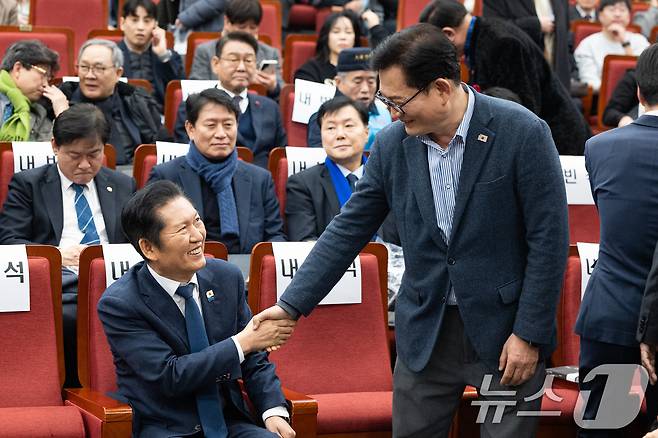 정청래 더불어민주당 대표와 송영길 당시 소나무당 대표가 지난달 10일 서울 여의도 국회도서관에서 열린 박찬대 출판기념회 '검은싸락눈' 에서 인사하고 있다. 2026.2.10 ⓒ 뉴스1 유승관 기자