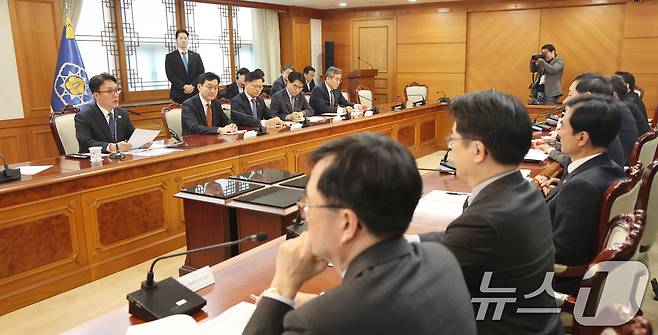 김민석 국무총리가 3일 서울 종로구 정부서울청사에서 열린 중동 상황점검 관련 긴급 관계부처회의에서 모두발언을 하고 있다. 2026.3.3 ⓒ 뉴스1 임세영 기자