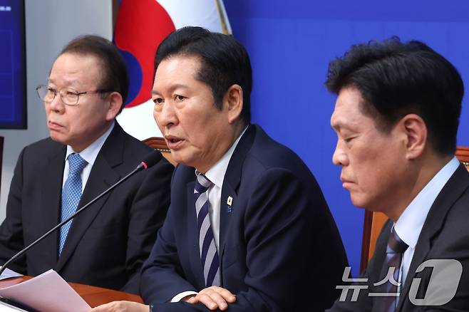 정청래 더불어민주당 대표가 4일 서울 여의도 국회에서 열린 중앙당 및 시도당 공천관리위원장 연석회의에서 발언하고 있다. 왼쪽은 김이수 공천관리위원장. 2026.3.4 ⓒ 뉴스1 신웅수 기자