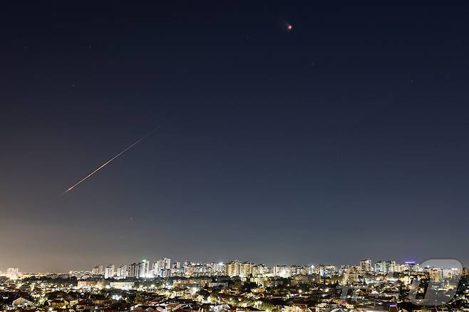 4일, 이스라엘 아슈켈론에서 이란에서 발사된 미사일이 요격되고 있다. 2026.03.04 ⓒ 로이터=뉴스1