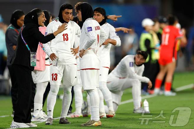 이란 여자축구팀을 이끄는 자파리 감독(왼쪽)ⓒ AFP=뉴스1