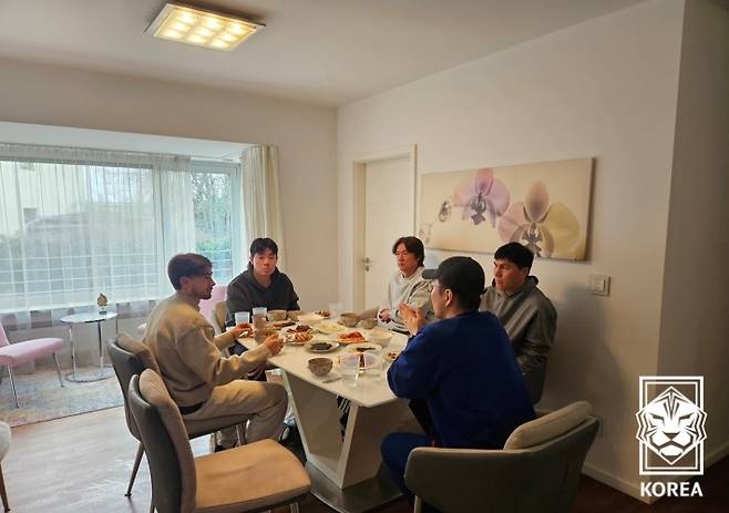 옌스 카스트로프(왼쪽)와 식사하며 이야기를 나누는 대표팀 코칭스태프. (KFA 제공)