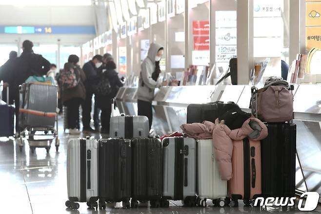 인천국제공항 출국장 여행사 카운터 앞에 여행객들의 캐리어가 놓여져 있다. 2024.2.12 ⓒ 뉴스1 이광호 기자