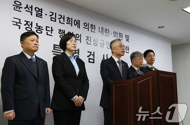 권창영 2차 종합특검팀 특별검사(가운데)가 지난달 25일 경기 과천시 2차 종합특검팀 사무실에서 입장을 발표하고 있다. 2026.2.25 ⓒ 뉴스1 김영운 기자